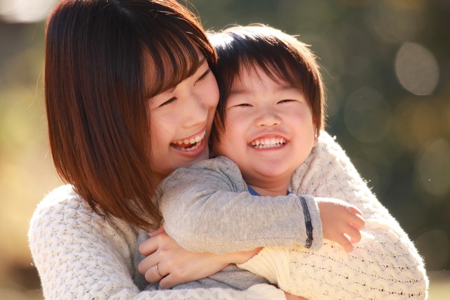 笑顔の親子※画像はイメージです（yamasan/stock.adobe.com）