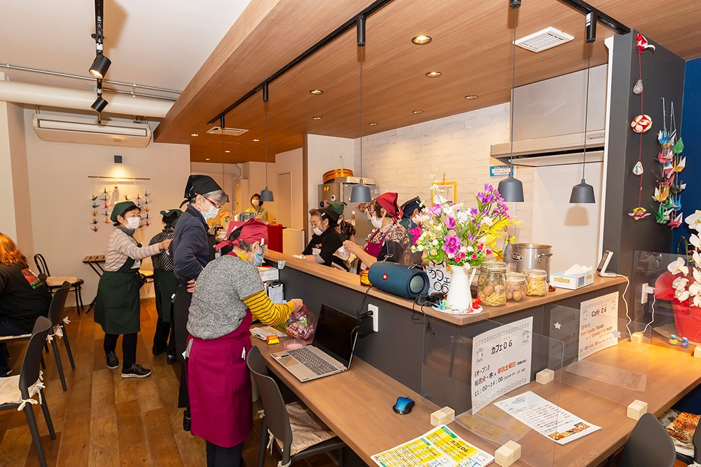 みんなの居場所をつくろう 団地自治会の声から生まれたカフェに多世代 