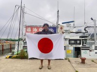 津軽海峡横断、完泳時の写真（東翔さん提供）