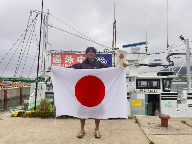 津軽海峡横断、完泳時の写真（東翔さん提供）