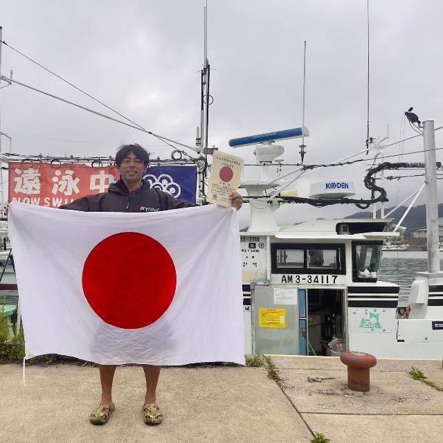 津軽海峡横断、完泳時の写真（東翔さん提供）