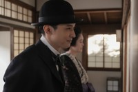 ヘブンが松江中学に初登校する日、共に「天岩戸」を開けた思い出をトキ（髙石あかり）に語る錦織　(C)NHK