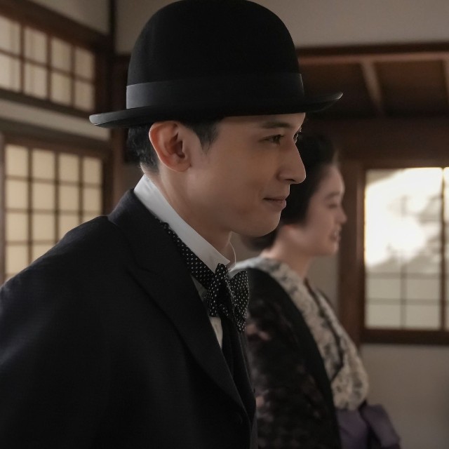 ヘブンが松江中学に初登校する日、共に「天岩戸」を開けた思い出をトキ（髙石あかり）に語る錦織　(C)NHK