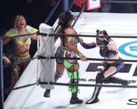 飯田沙耶を攻めるスターライト・キッド＝24年1・4TDCホール大会