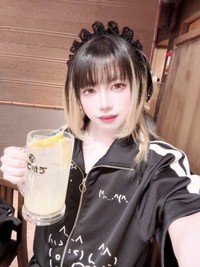 コスプレをしていないときの“女装男子”姿／窓賀茜さん（@MadogaAkane）提供