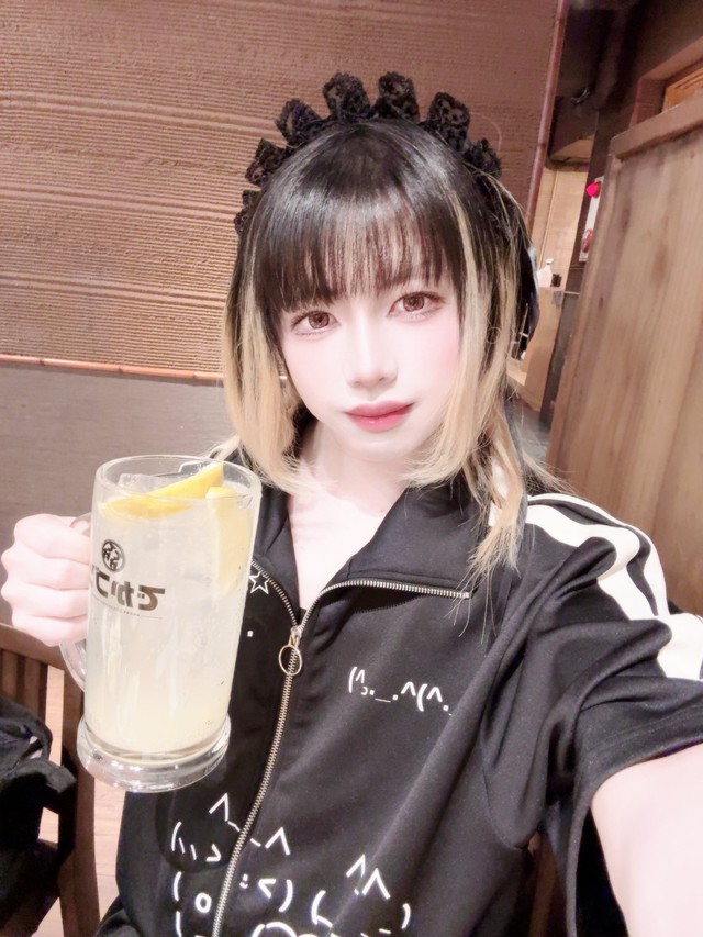 コスプレをしていないときの“女装男子”姿／窓賀茜さん（@MadogaAkane）提供