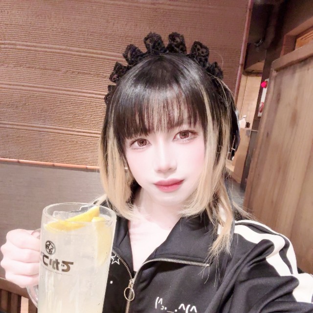 コスプレをしていないときの“女装男子”姿／窓賀茜さん（@MadogaAkane）提供