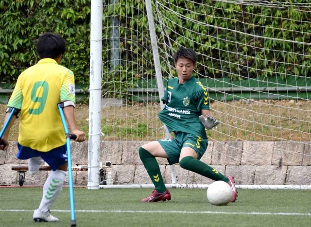 右腕の一部を失った後、アンプティサッカーでゴールキーパーを続ける上野さん（大阪市・鶴見緑地球技場）
