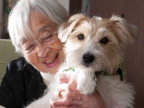 ８６歳女性の“家族”は９歳の犬　周囲が支え、生きがいに