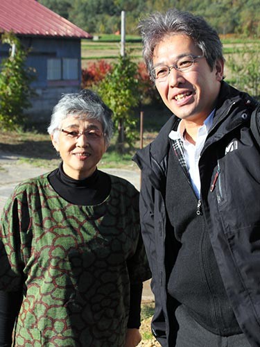 岩井綾子さん（左）方を訪ねた水野宗徳さん。「北海道は広いので、アルマ号もきっと全速力で思いっきり走れたことでしょう」