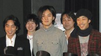 映画「長州ファイブ」の舞台あいさつを行った山下徹大、三浦アキフミ、松田龍平、前田倫良、北村有起哉（後列左から）=2007年