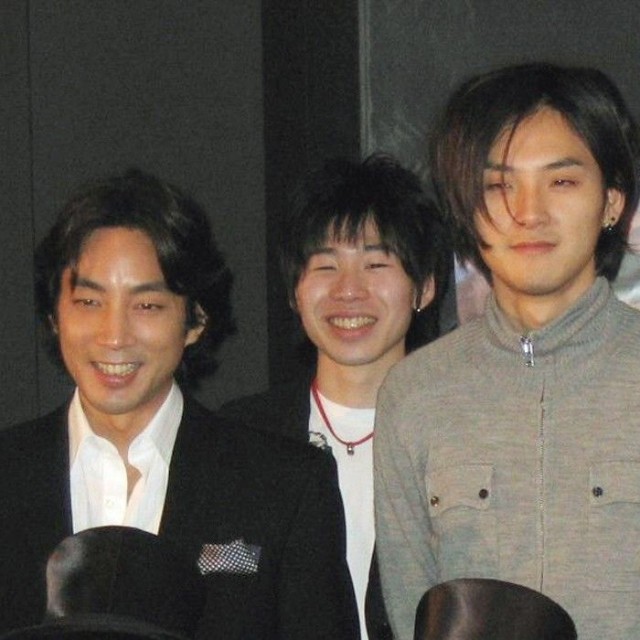 映画「長州ファイブ」の舞台あいさつを行った山下徹大、三浦アキフミ、松田龍平、前田倫良、北村有起哉（後列左から）=2007年