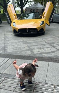 スポーツカーと同じポーズをとる女の子がXで話題に（これさん提供）