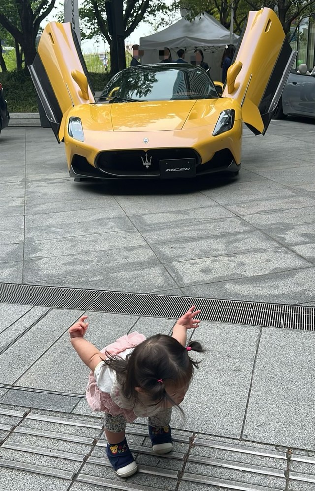 スポーツカーと同じポーズをとる女の子がXで話題に（これさん提供）