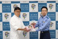 寄贈の様子（提供：香川県警）