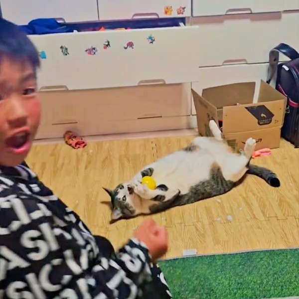 しっかりと手でボールをつかむたいちょうくん（画像提供：井上 えりさん）