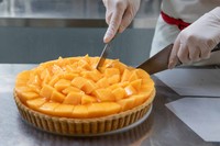 ナイフで切るときにタルトがズレないようにケーキサーバーで押さえる