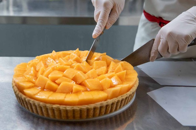 ナイフで切るときにタルトがズレないようにケーキサーバーで押さえる