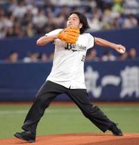 セレモリアルピッチを務めた見取り図・盛山晋太郎だったが…＝京セラドーム大阪