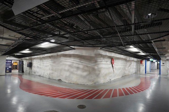 ヘルシンキ市中心部メリハカ地区の地下約20メートルにあるシェルター。約6000人を収容でき、普段はジムやフットサルコート、駐車場などとして使われている＝2023年6月1日、荒ちひろ撮影