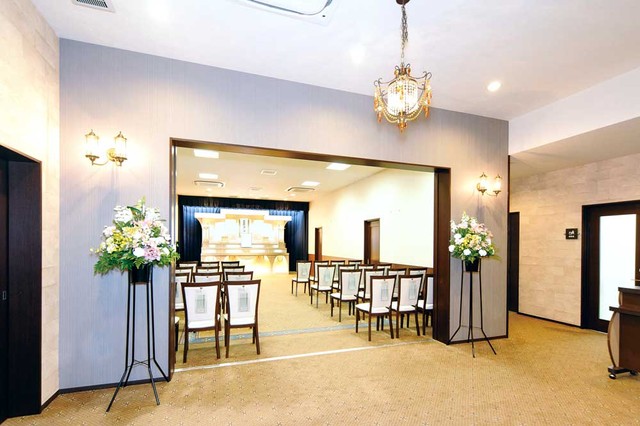 こちらが会場。まるでお葬式のような…