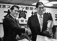 １９８４年１月３日、プロレス大賞の授賞式で握手するアントニオ猪木さん（左）とジャイアント馬場さん