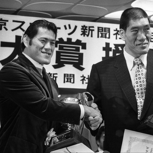 １９８４年１月３日、プロレス大賞の授賞式で握手するアントニオ猪木さん（左）とジャイアント馬場さん