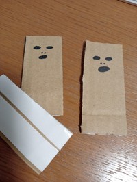 ダンボールから生み出されたユニークな自作シール（提供：カニ軍艦太郎さん）