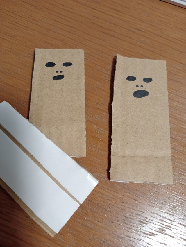 ダンボールから生み出されたユニークな自作シール（提供：カニ軍艦太郎さん）