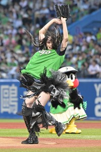 始球式を務めるスターダム上谷沙弥＝神宮