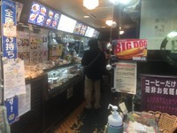 お客さんの滞在時間は短く、サクッと飲めるデリカテッセン的な要素も。（井野朋也さんTwitterより）