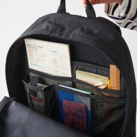 無重力ファンクションリュック。内側には整理がしやすいメッシュポケット付き（アフタヌーンティー・リビング提供）