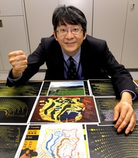 自身の作品を前に阪神タイガースにエールを送る大森正樹氏(2012年撮影)