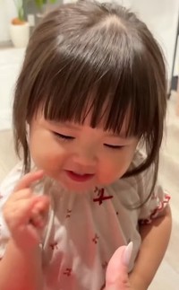 ママの手をよく見て…。やっぱり小指になった「グーッ！」（提供：@sarapapaaaaさん）
