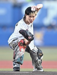 始球式の前にポーズを決める那須川天心＝ZOZOマリンスタジアム