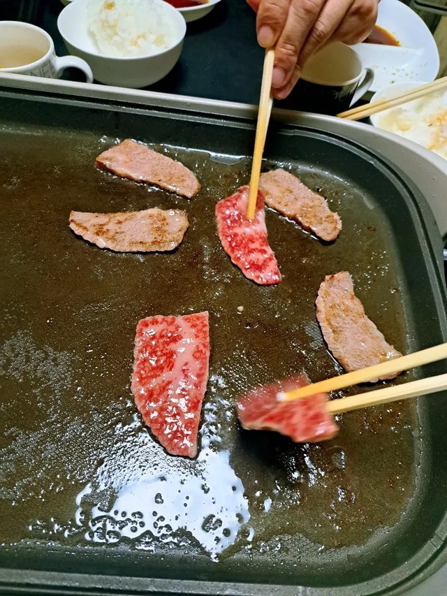 贈られたお肉をホットプレートで焼いて楽しんだ焼肉パーティー／ラ コントルさん（@recontre.4869）提供