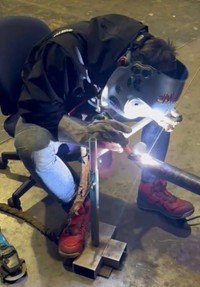 兵庫県姫路市の配管工事を中心に製缶・溶接加工を行う「梅澤工業株式会社」で専務を務めている投稿主さん（画像提供：としき@溶接天使トシエルさん）