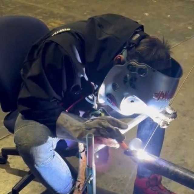 兵庫県姫路市の配管工事を中心に製缶・溶接加工を行う「梅澤工業株式会社」で専務を務めている投稿主さん（画像提供：としき@溶接天使トシエルさん）