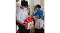 募金活動を行う児童（提供：美作市立江見小学校）