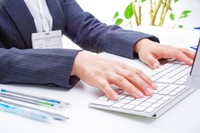 とんとんさんの勤務先では、看護休暇は有給扱い。普段からホワイトな会社だと感じていた（photoACより「beauty-box」さん撮影、イメージ画像）