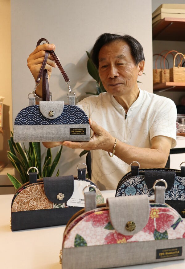 財布付きスマホケースを手作りし、販売している新屋さん（京都市中京区・ＳＩＯＮ）