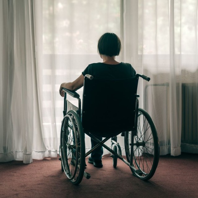 想いをはせる女性※画像はイメージです （Bits and Splits/stock.adobe.com）