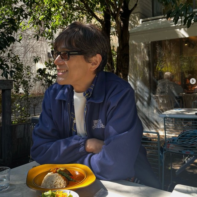 江口洋介さん「今日は撮影が早く終わり、Cafeでrelax」（本人の公式インスタグラムから）