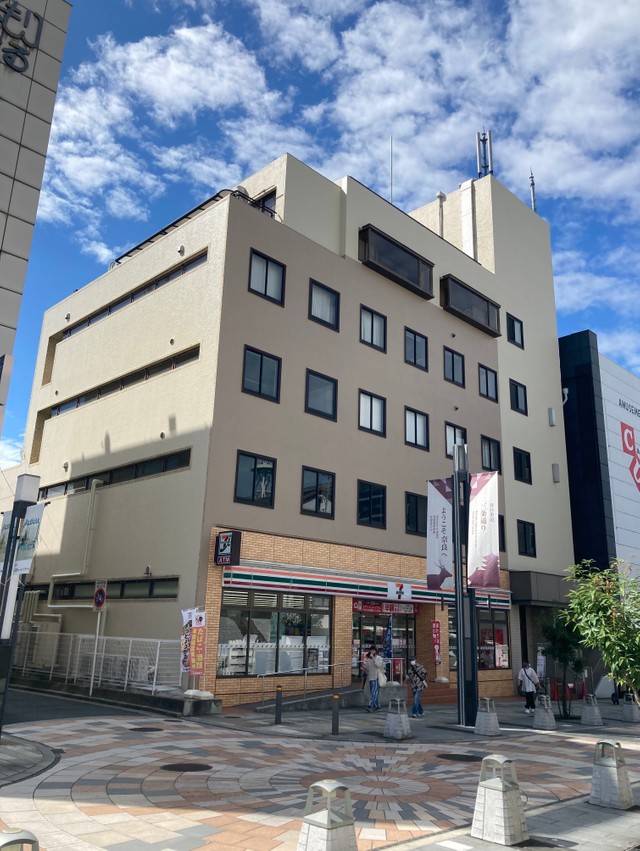 奈良駅からもほど近いこのビルにあります（提供）