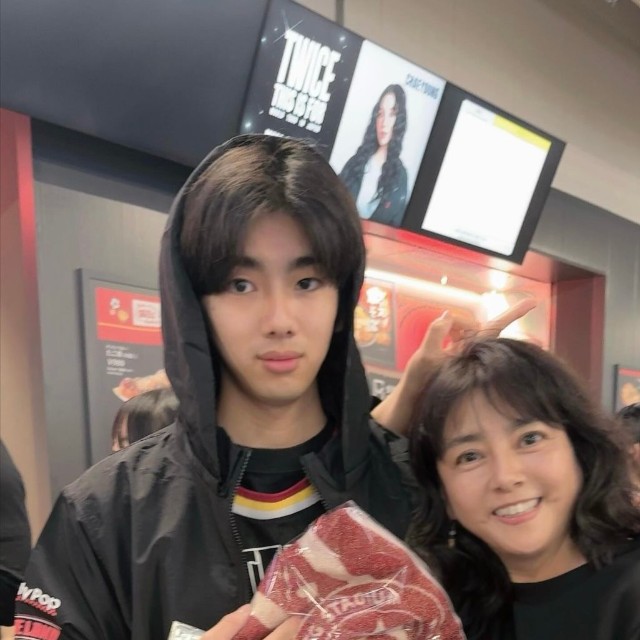 立花理佐さん（右）と息子で俳優の松永慎之介さん（立花さんの公式インスタグラムから）