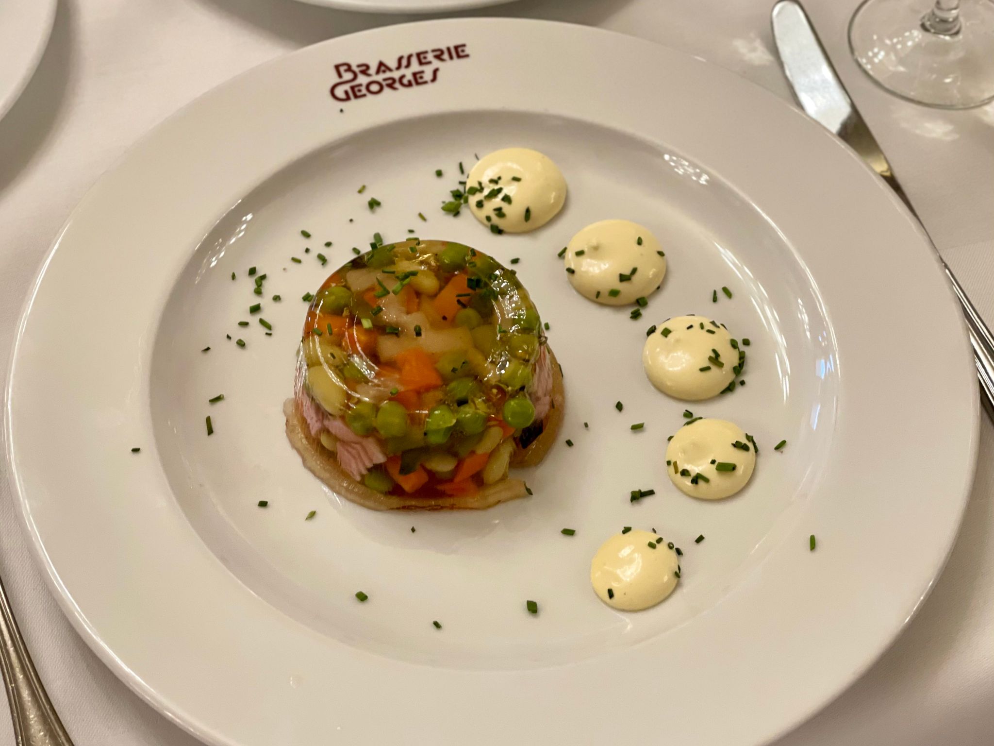 本場フランスで180年続く大衆フランス料理店に行ってみた 驚きの連続を