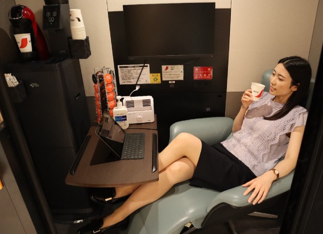 コーヒーを手にくつろげる駅構内の「睡眠カフェ」。ハイブリッド勤務者にとっても、つかの間の休息の場となるか？＝埼玉県のＪＲ大宮駅
