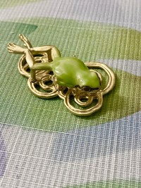 精巧な細工のアマガエルの帯留（画像提供：神戸・元町 丸太や　三木弦さん）
