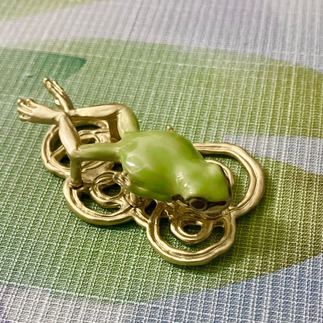 精巧な細工のアマガエルの帯留（画像提供：神戸・元町 丸太や　三木弦さん）