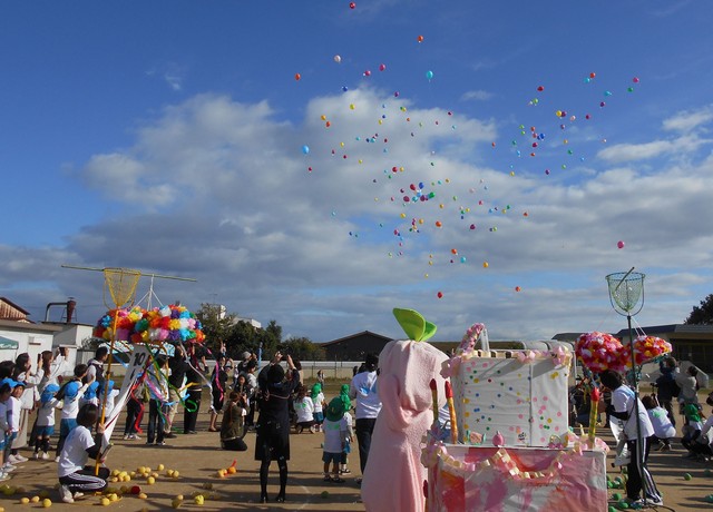 風船を飛ばし、行方を見守る園児ら（中洲こども園提供）
